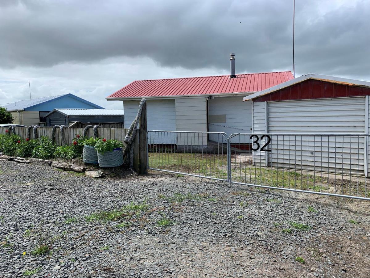 Peaceful Riverfront Cottage In Small Northland Town Te Kopuru Exterior photo
